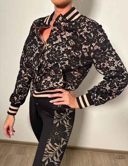 Žena v černobílé květinové bundě Elegantní Bunda Codey Bomber od Agent Provocateur