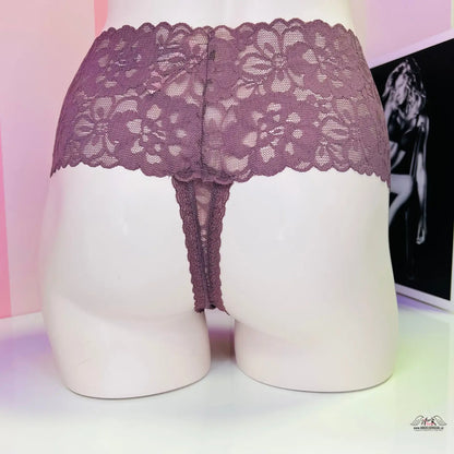 Elegantní Čechie Krajková Tanga v purpurové barvě s černobílým pozadím