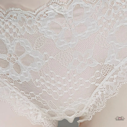 Křehká bílá krajka s jemnými květinovými vzory na elegantních kalhotkách