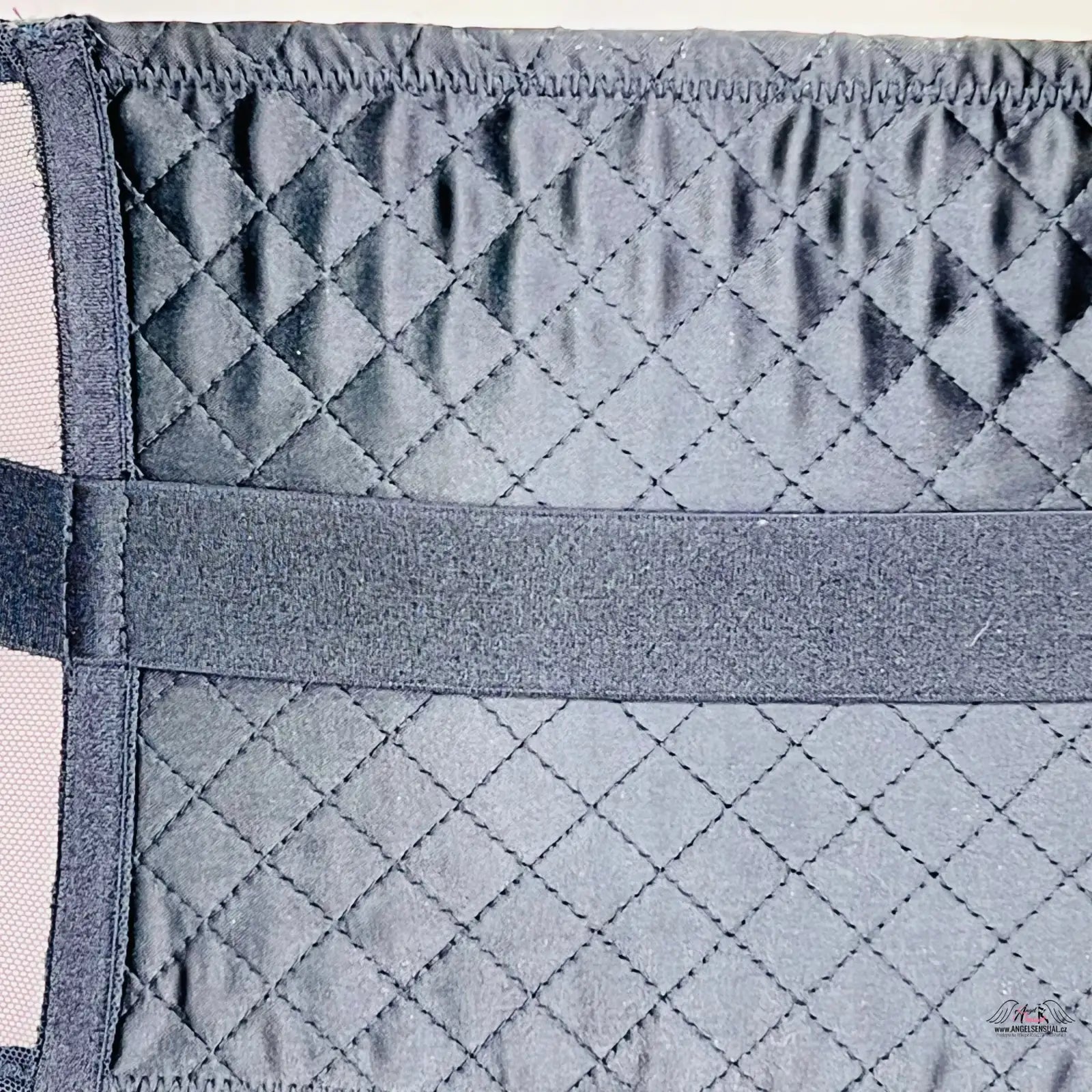 Pohled na zadní stranu prošívaného polštáře produktu Elegantní Černý Korzet
