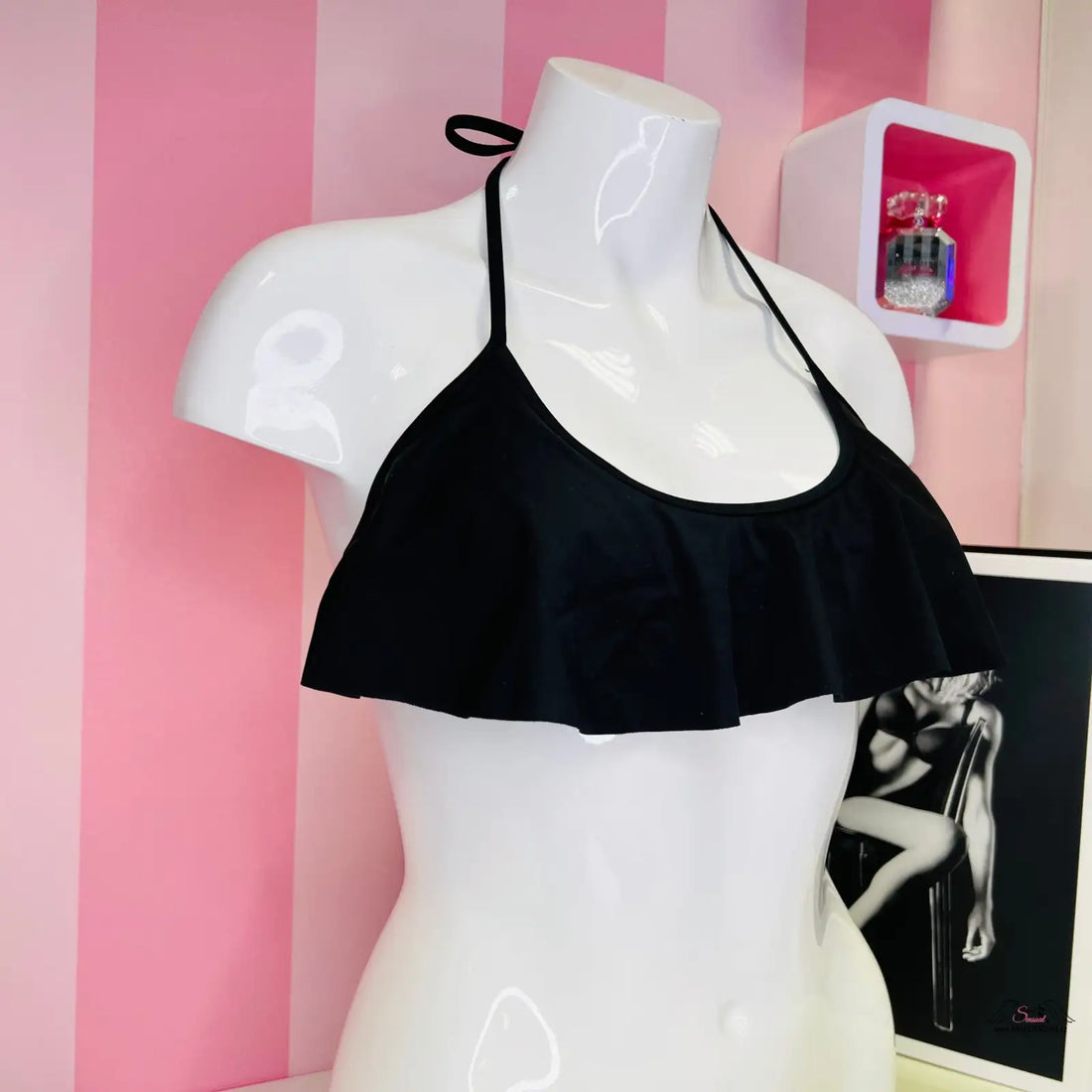 Černý halter plavkový top na bílém manekýně, Elegantní Halter Plavky