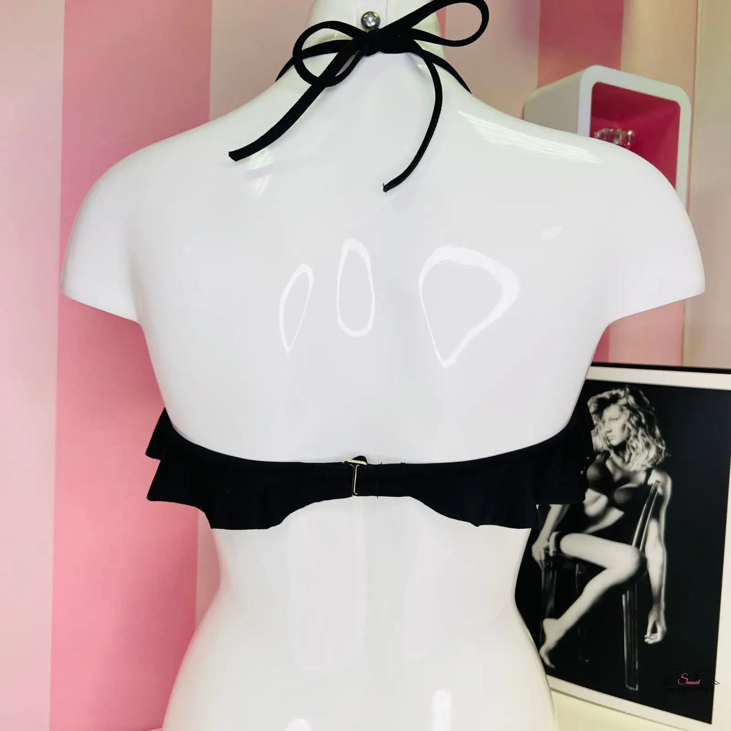 Bílý manekýn s černou stuhou kolem krku a pasu, elegantní halter plavky
