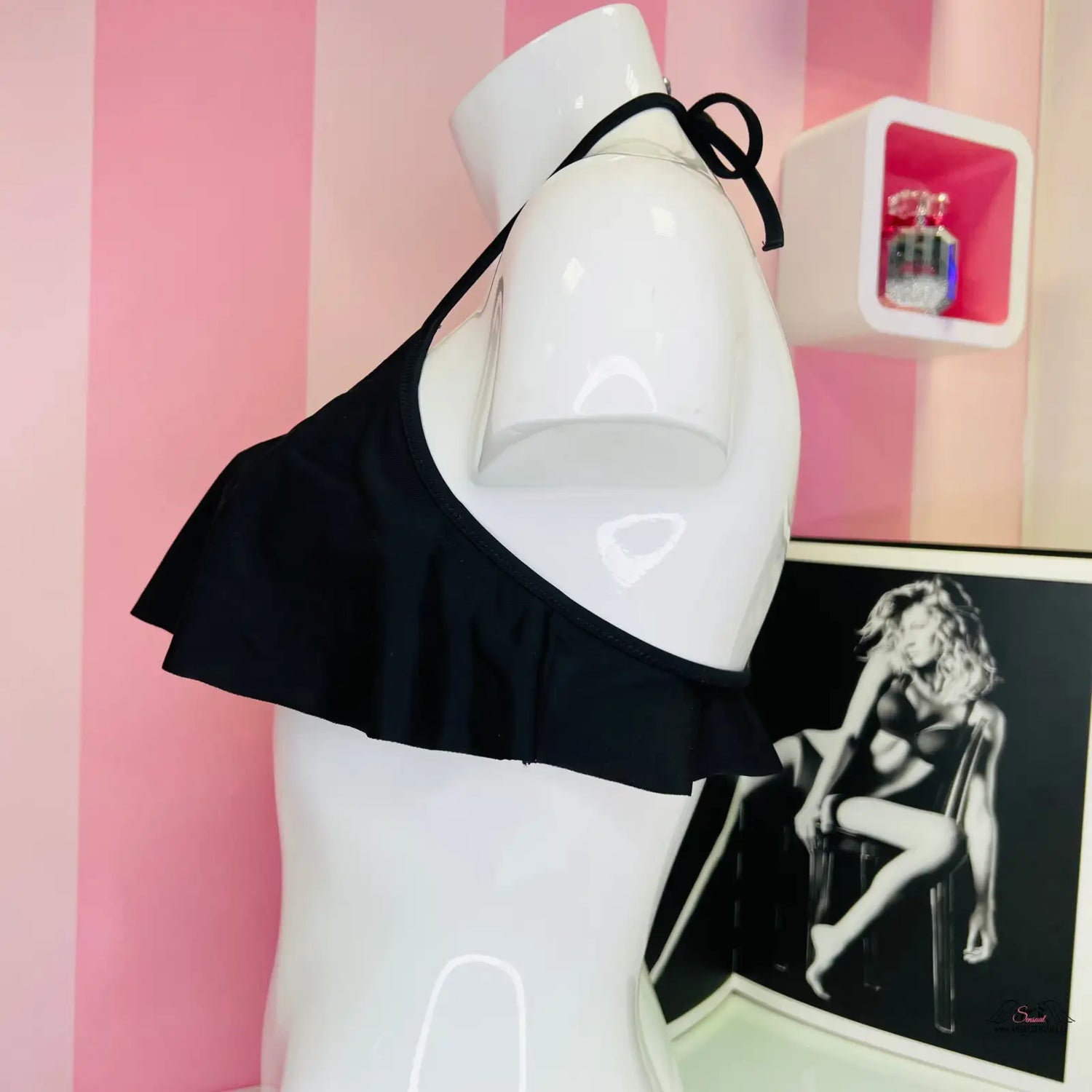 Bílý manekýn s černým ruffled bikiny topem v elegantních halter plavkách