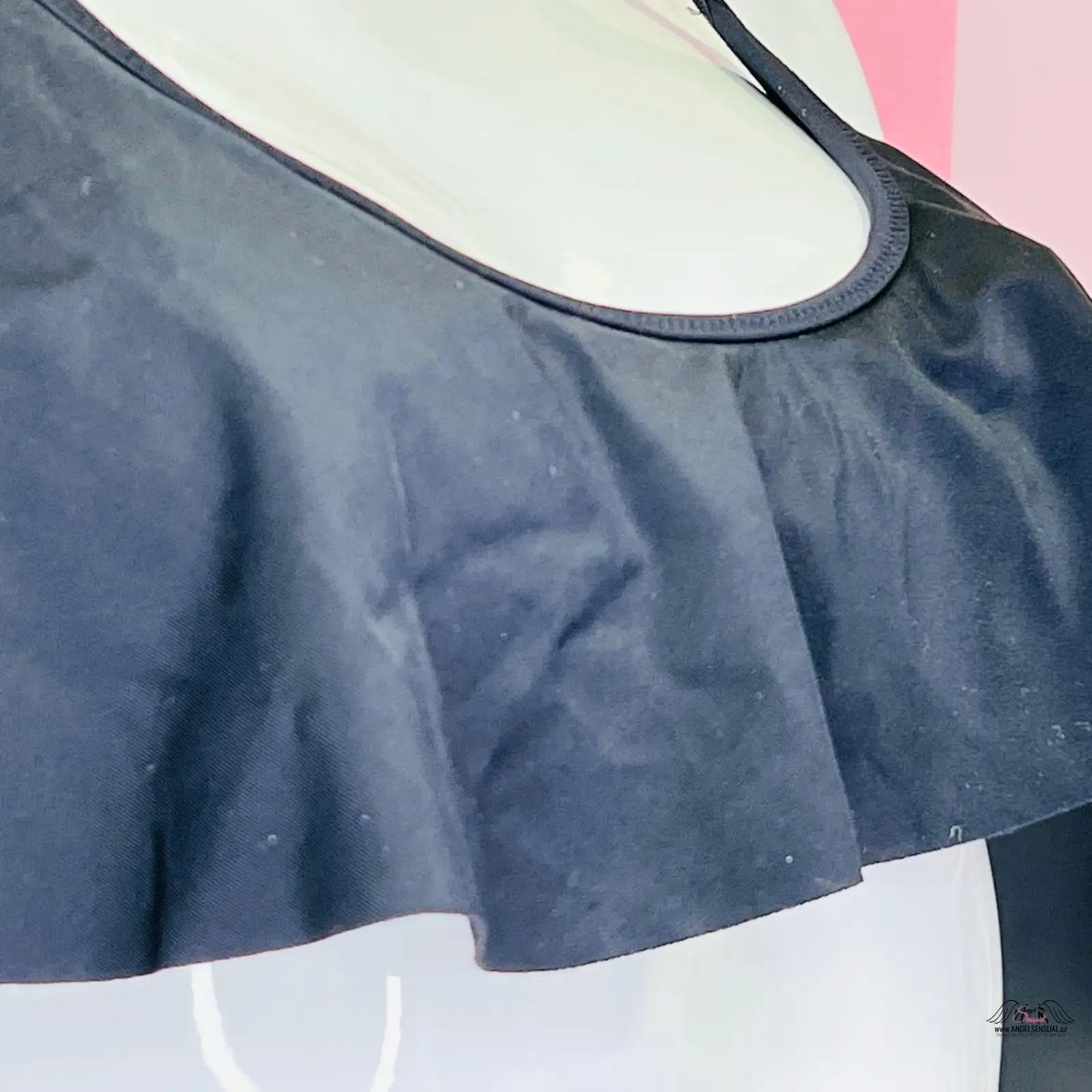 Námořnický modrý volánový límec elegantních halter plavek pro letní dny