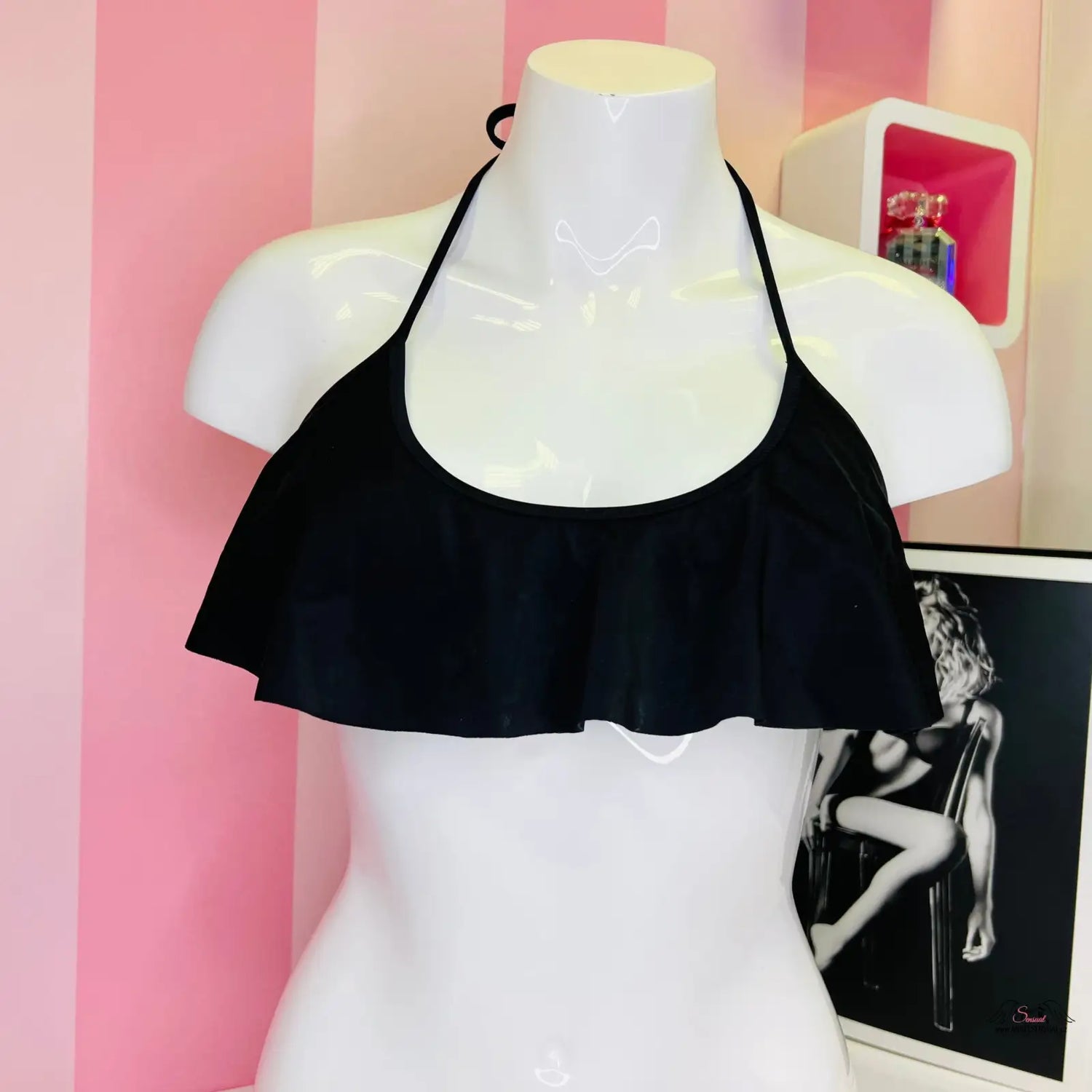 Černý halter bikini top s volánkovým designem na bílém manekýnu