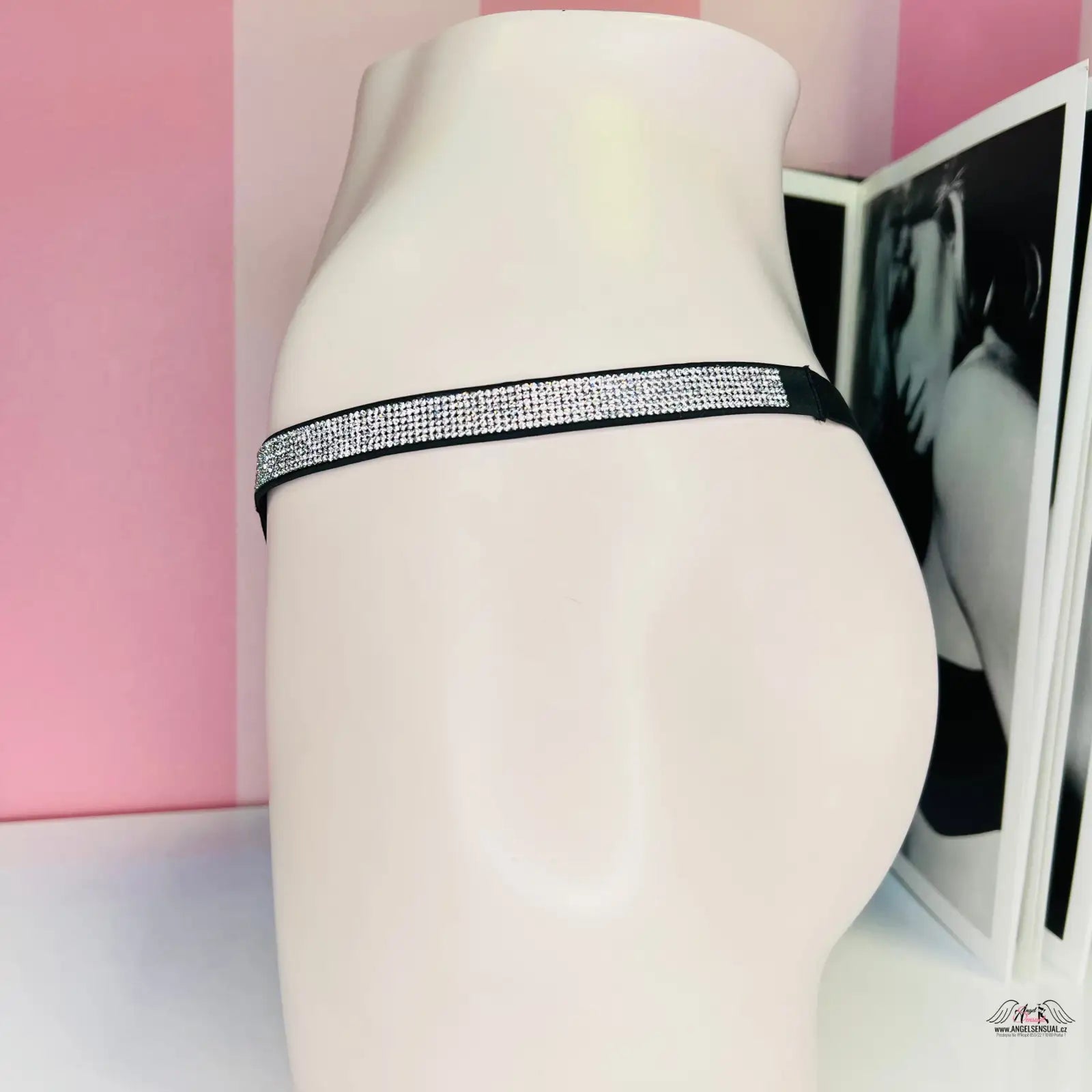 Bílý manekýn v rhinestone thong Elegantní Hebká Tanga s Ozdobnými Kamínky