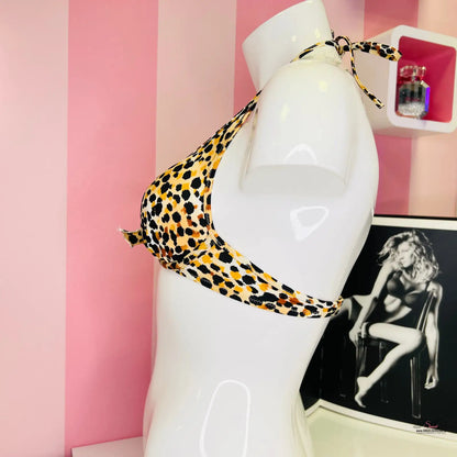 Leopardí vzor halter bikiny na bílém manekýnu pro elegantní vzhled