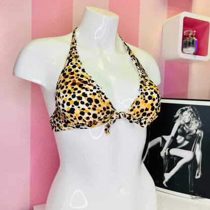 Leopardí vzor halter bikiny na bílém manekýnu pro elegantní plavky