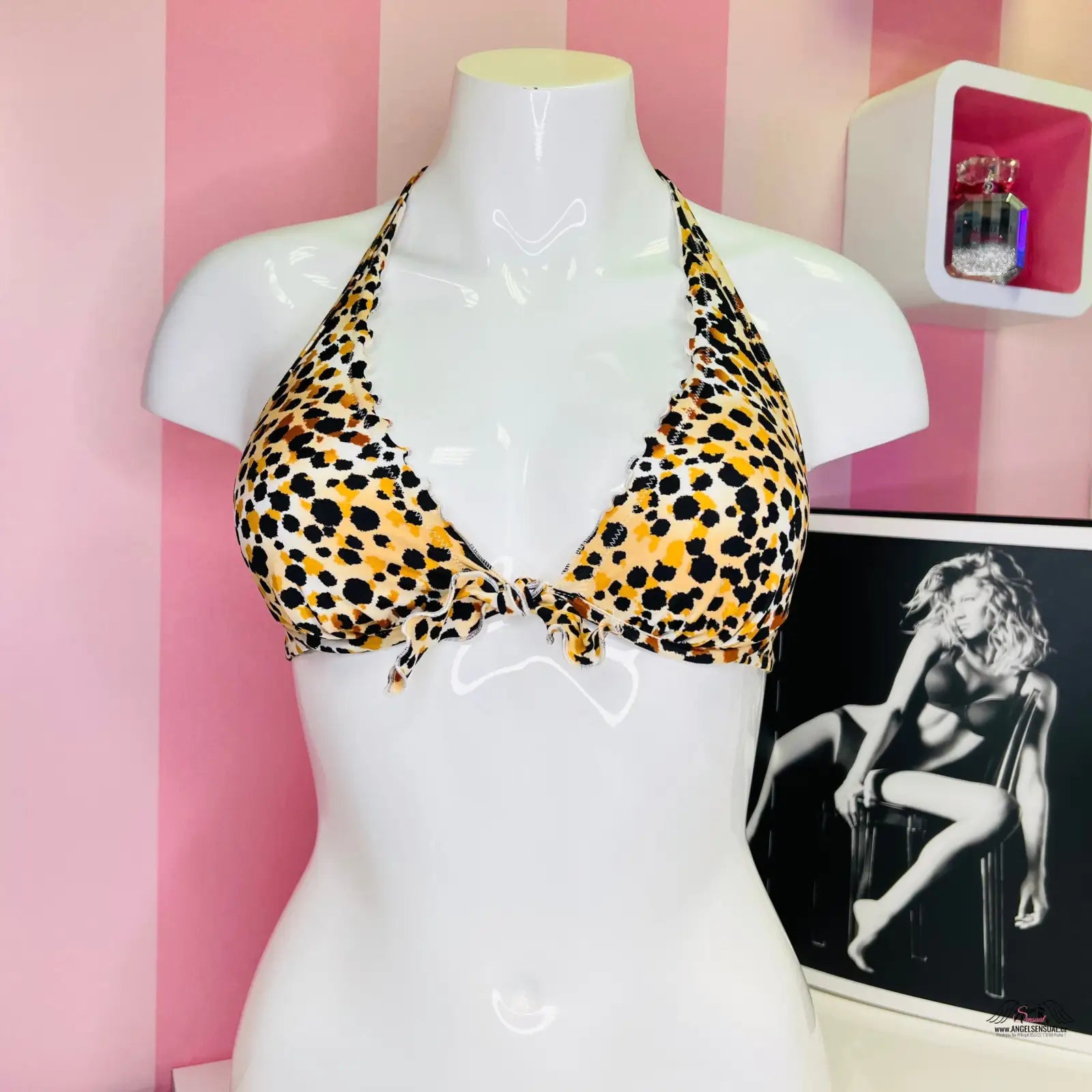 Leopardí potisk halter bikiny na bílém manekýnu s elegantním designem