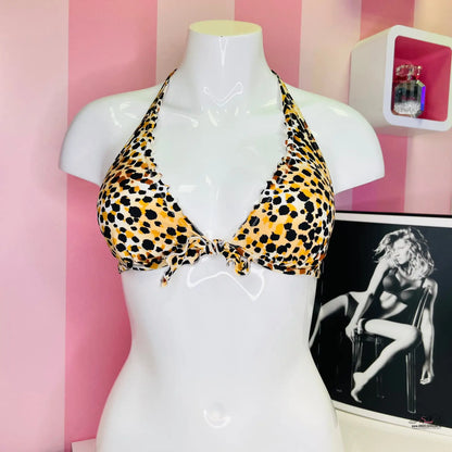 Leopardí potisk halter bikiny na bílém manekýnu s elegantním designem