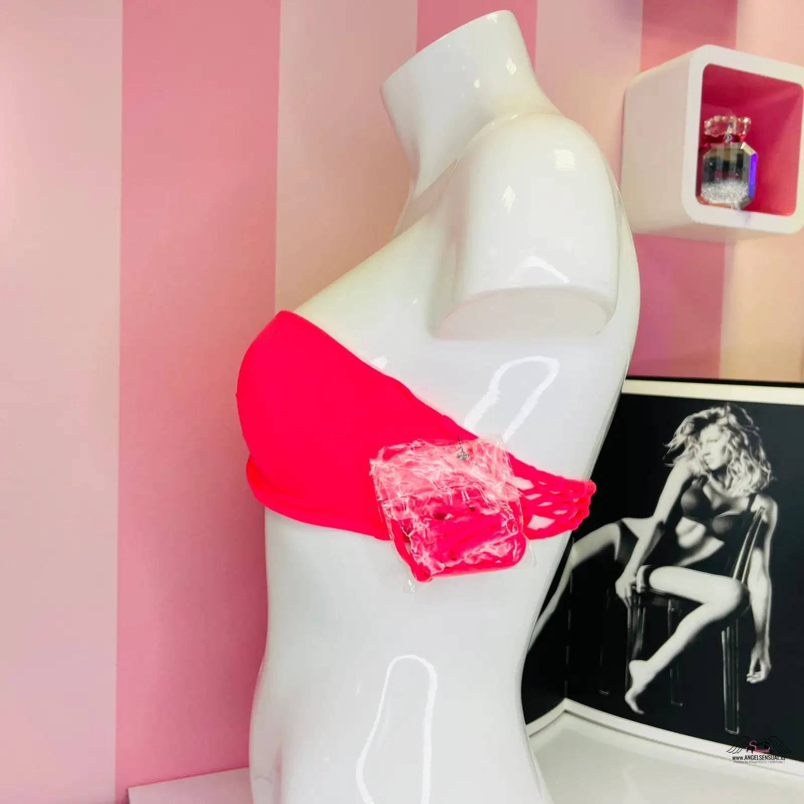 Růžová podprsenka bez ramínek na figuríně Elegantní Horní Díl Plavek Victoria’s Secret