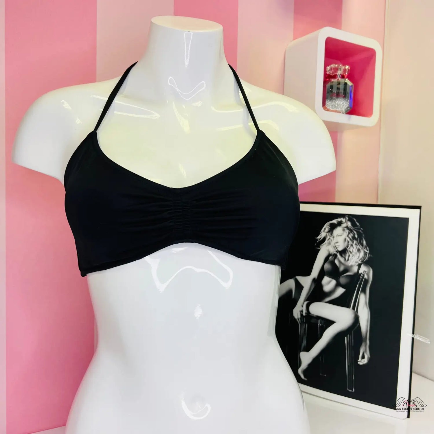Černý halter bikini top z Elegantního Horního Dílu Plavek pro luxusní vzhled
