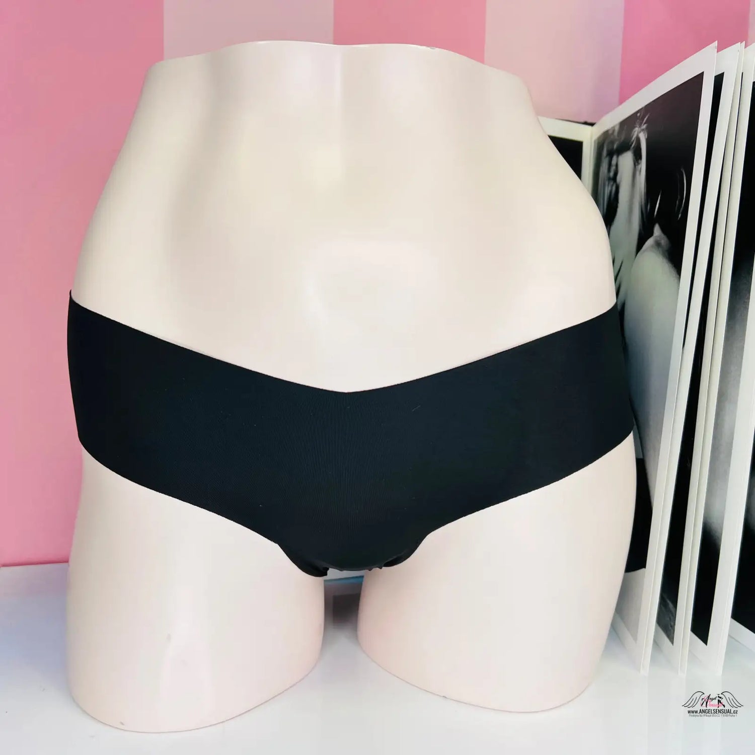 Černé spodní prádlo na bílém manekýnovém trupu produktu Elegantní Kalhotky