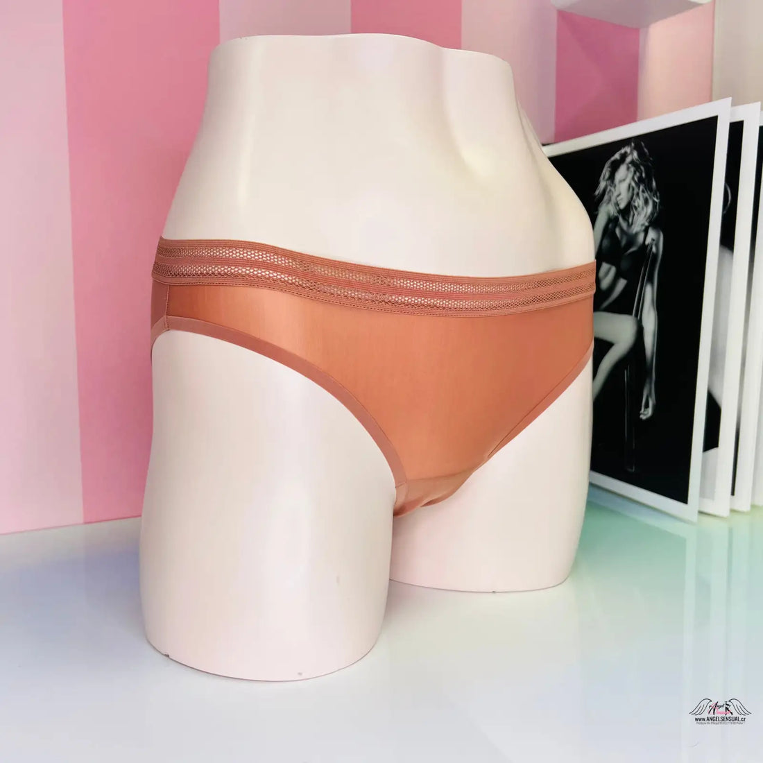 Manekýn dolní část těla v měděném prádle Elegantní Kalhotky pro Pohodlí a Styl