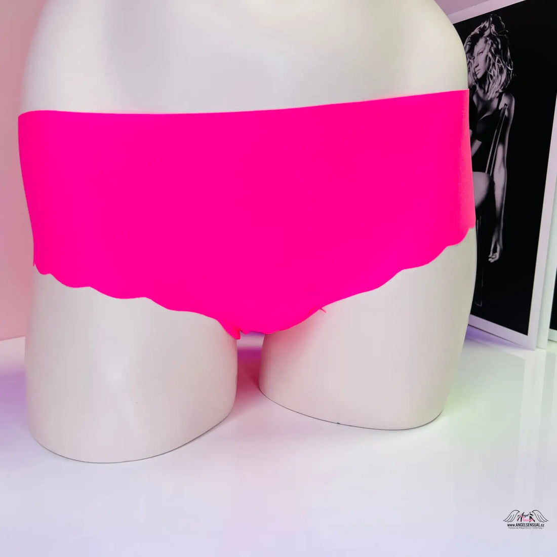 Elegantní Kalhotky: růžový bikini s bíle zbarveným torsem v černobílé fotografii