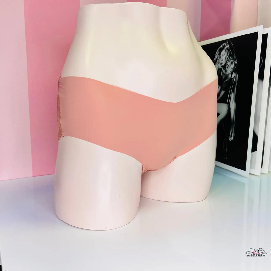 Keramická socha dolní části trupu v růžovém spodním prádle Elegantní Kalhotky