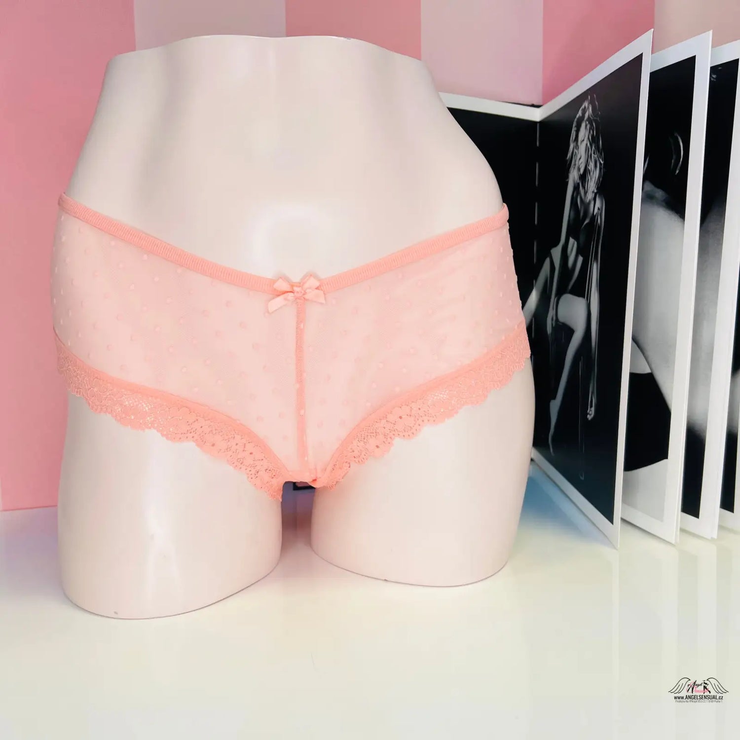 Růžové krajkové kalhotky na manekýně z elegantní kolekce Agent Provocateur