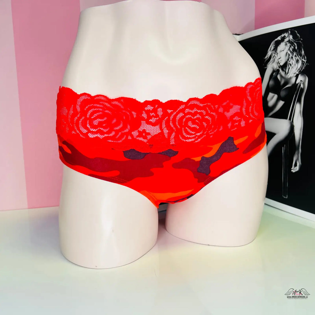Červené krajkové kalhotky na manekýnovi, součást elegantní kolekce pro každý den