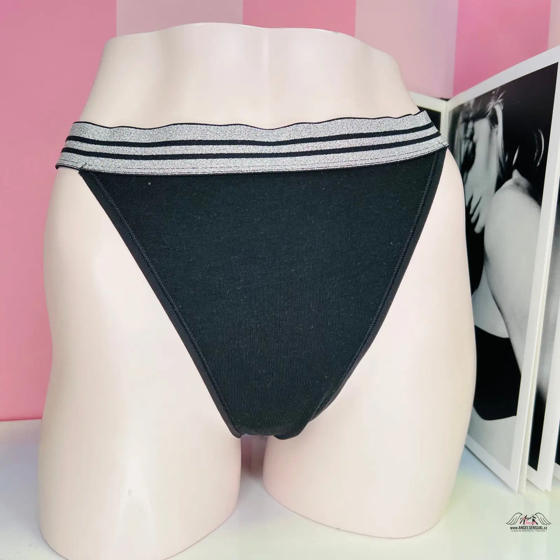 Elegantní černé bikini s bílým pruhovaným spodním dílem od Kalhotky