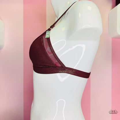 Burgundská sportovní podprsenka s tenkými ramínky na manekýně od Secret Bras a Agent Provocateur