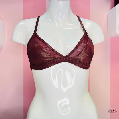 Burgundský metalický bralette s tenkými nastavitelnými ramínky od Secret Bras a Agent Provocateur