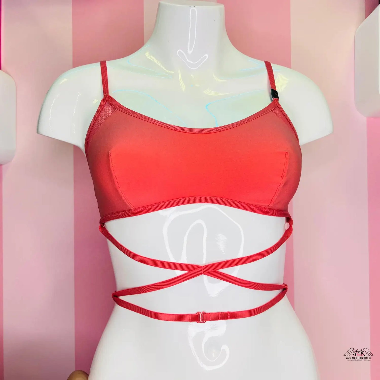 Manekýn s červeným topem na vystavení Elegantní Korálové Braletky od Victoria’s Secret