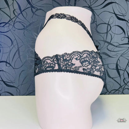 Bílý manekýn v černém krajkovém prádle Elegantní Kouzlo Chiki Brief