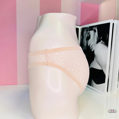 Váza s růžovou stuhou a fotografií ženy u Elegantní Kouzlo kalhotek