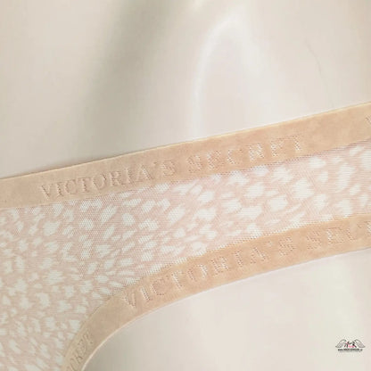 Elegantní dámské kalhotky s bílou krajkou od Agent Provocateur a Victoria’s Secret