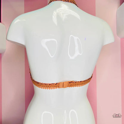 Manekýn s pásem v obchodě prezentující Elegantní Krajkovou Braletou
