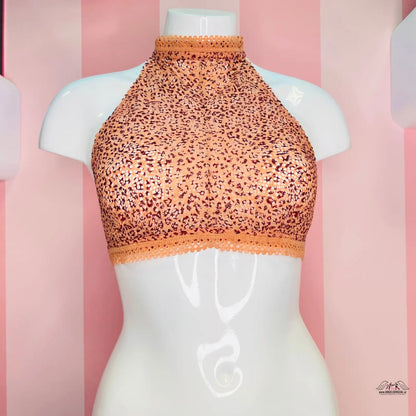 Manekýn s leopardím topem u Elegantní Krajkové Bralety pro Styl a Pohodlí
