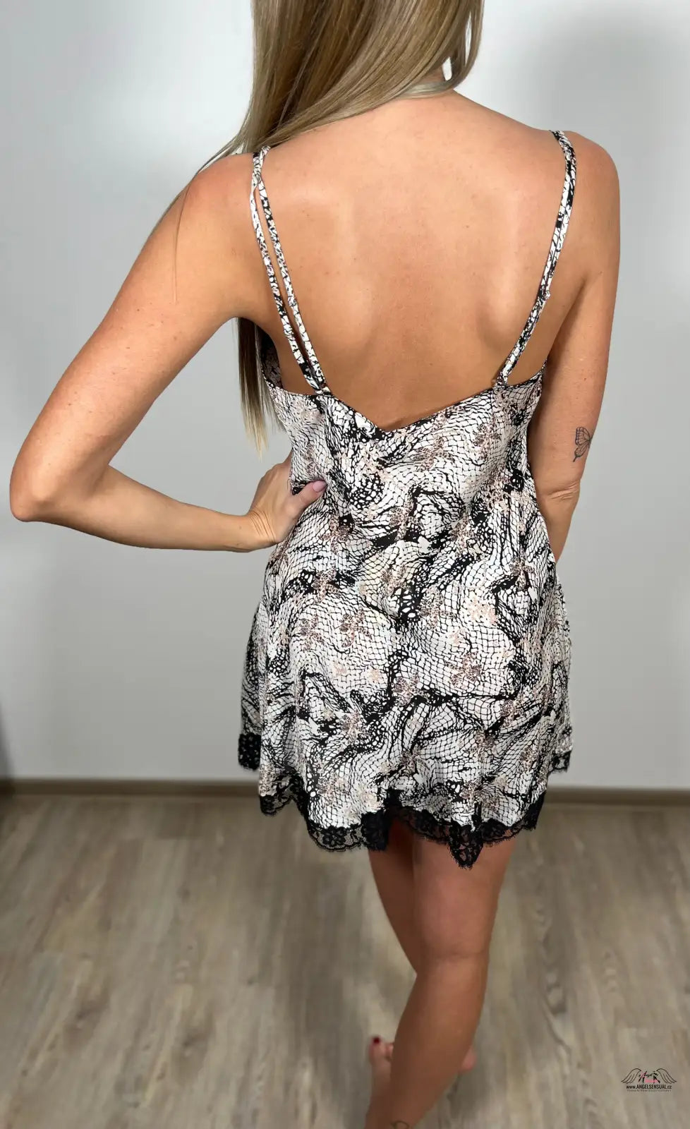 Černobílý květinový vzor na Elegantní Krajková Gulia Short Slip pro luxusní styl