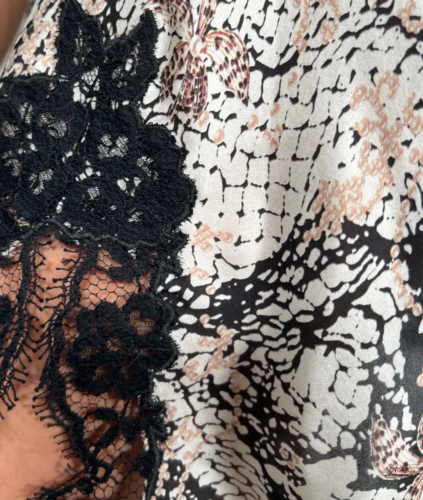 Detailní pohled na černobílou květinovou vzorovanou šaty Elegantní Krajková Gulia