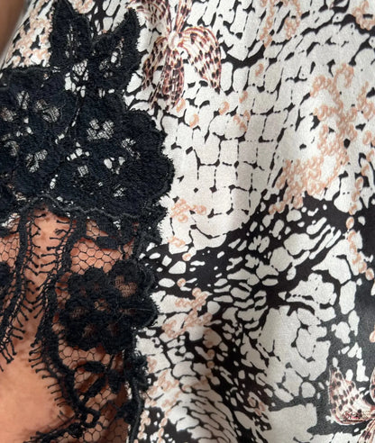 Detailní pohled na černobílou květinovou vzorovanou šaty Elegantní Krajková Gulia