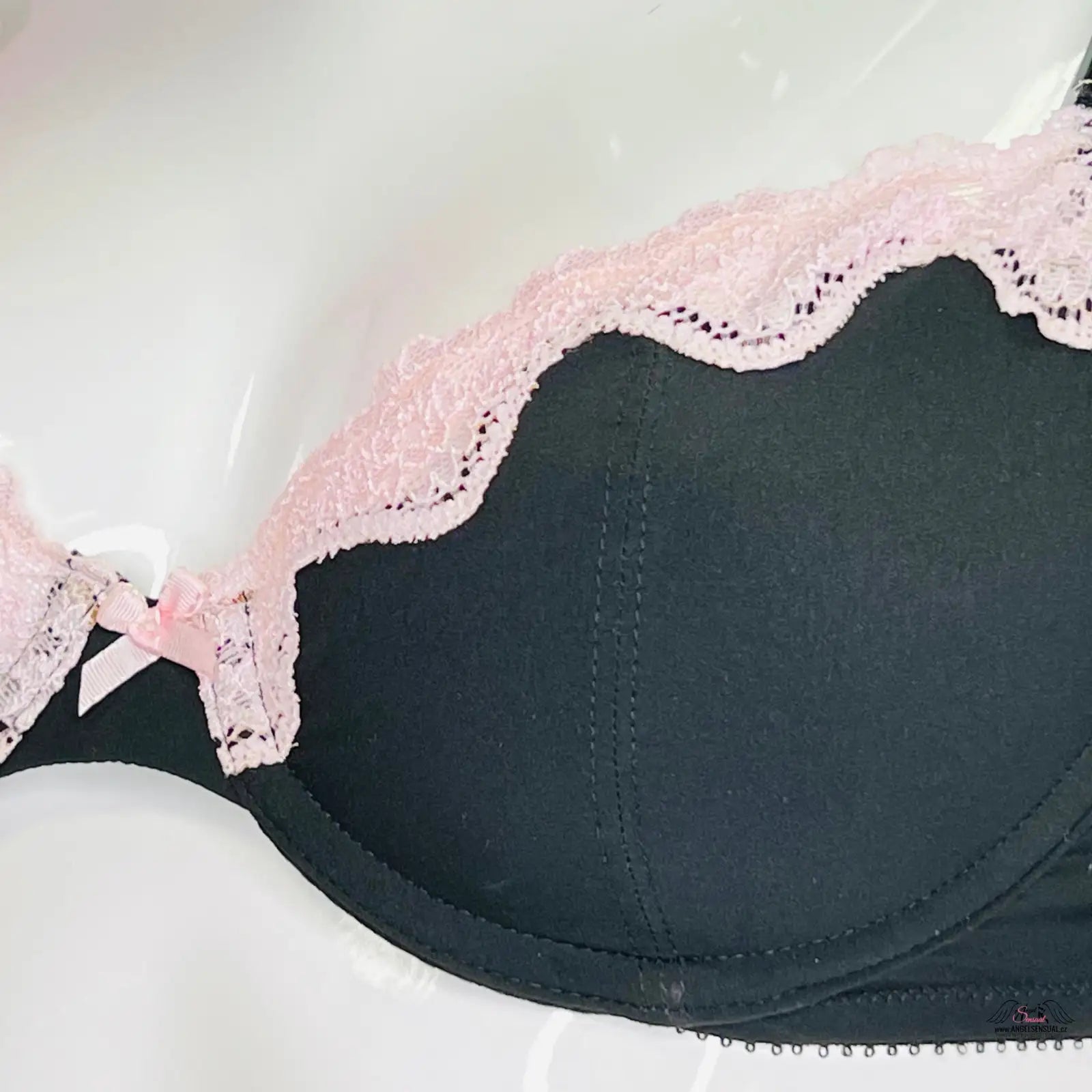 Elegantní černá podprsenka s růžovou krajkou pro dokonalý styl a eleganci