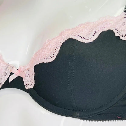 Elegantní černá podprsenka s růžovou krajkou pro dokonalý styl a eleganci