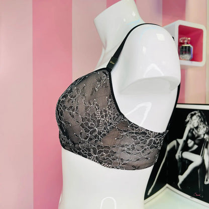 Černá krajková podprsenka na bílém manekýně, Elegantní krajková podprsenka s ramínky