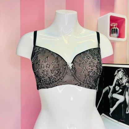 Lace black bra on white mannequin torso, Elegantní krajková podprsenka s nastavitelnými ramínky