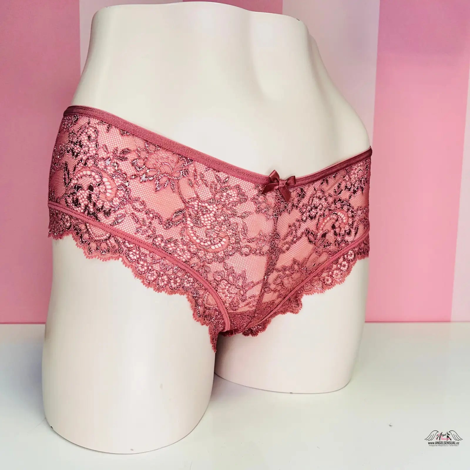 Růžové krajkové brazilky se scalloped okraji a květinovým vzorem pro elegantní pohodlí