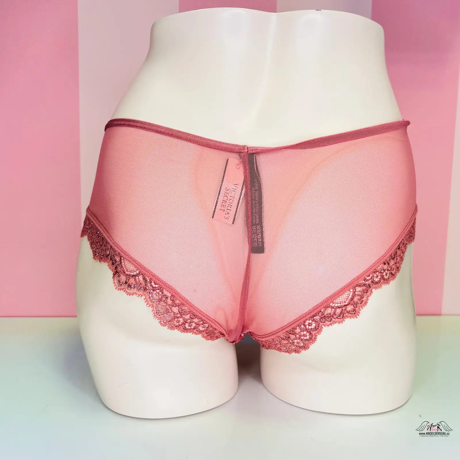 Růžové průhledné krajkové brazilky na dekorativním manekýnu pro elegantní pohodlí