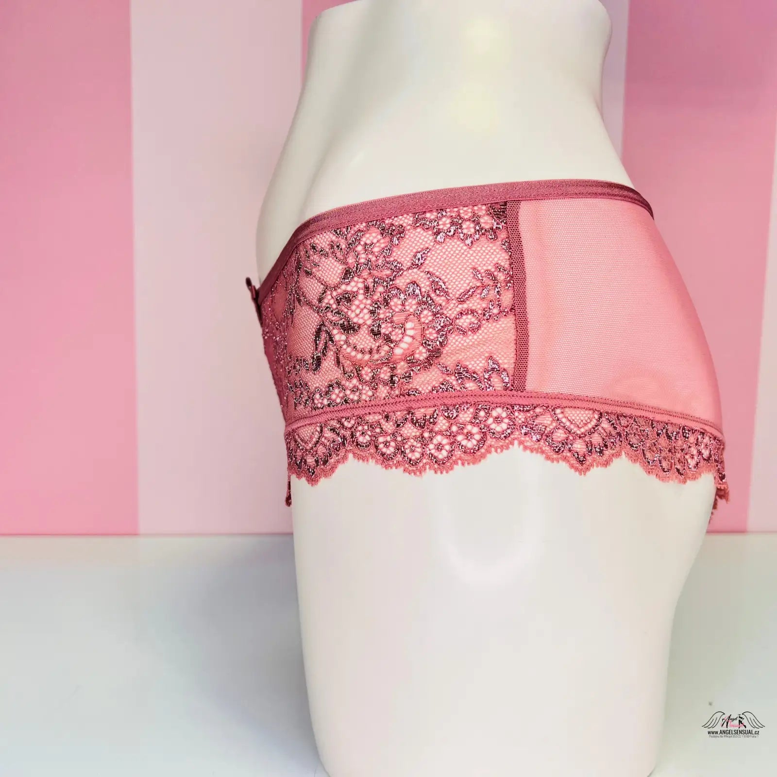 Růžové krajkové brazilky s jemnou květinovou výšivkou pro elegantní pohodlí