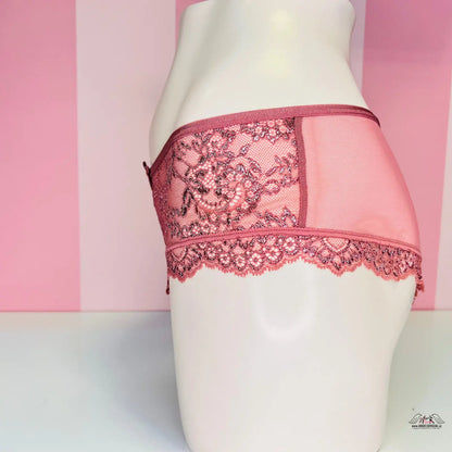 Růžové krajkové brazilky s jemnou květinovou výšivkou pro elegantní pohodlí