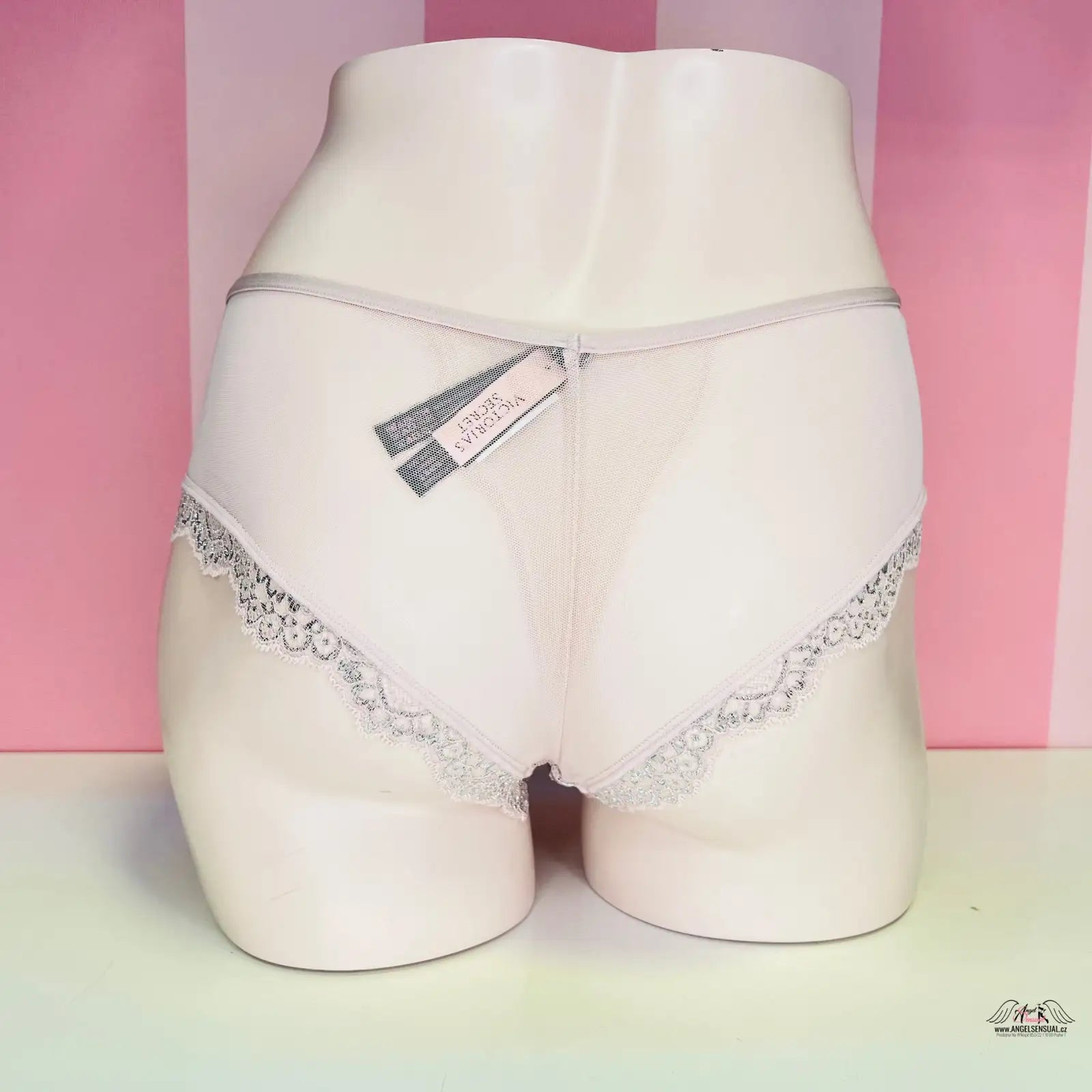 Bílé krajkové brazilky pro elegantní a pohodlné nošení