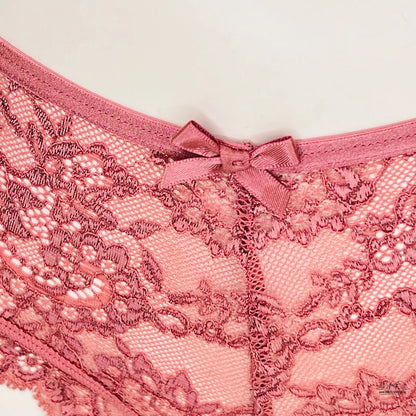 Růžové krajkové brazilky s malou dekorativní mašličkou pro elegantní pohodlí
