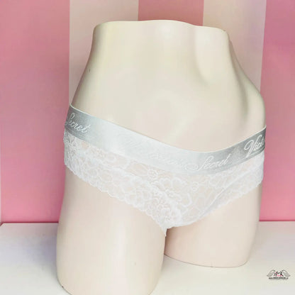 Elegantní bílé krajkové kalhotky Victoria’s Secret pro každodenní pohodlí a styl