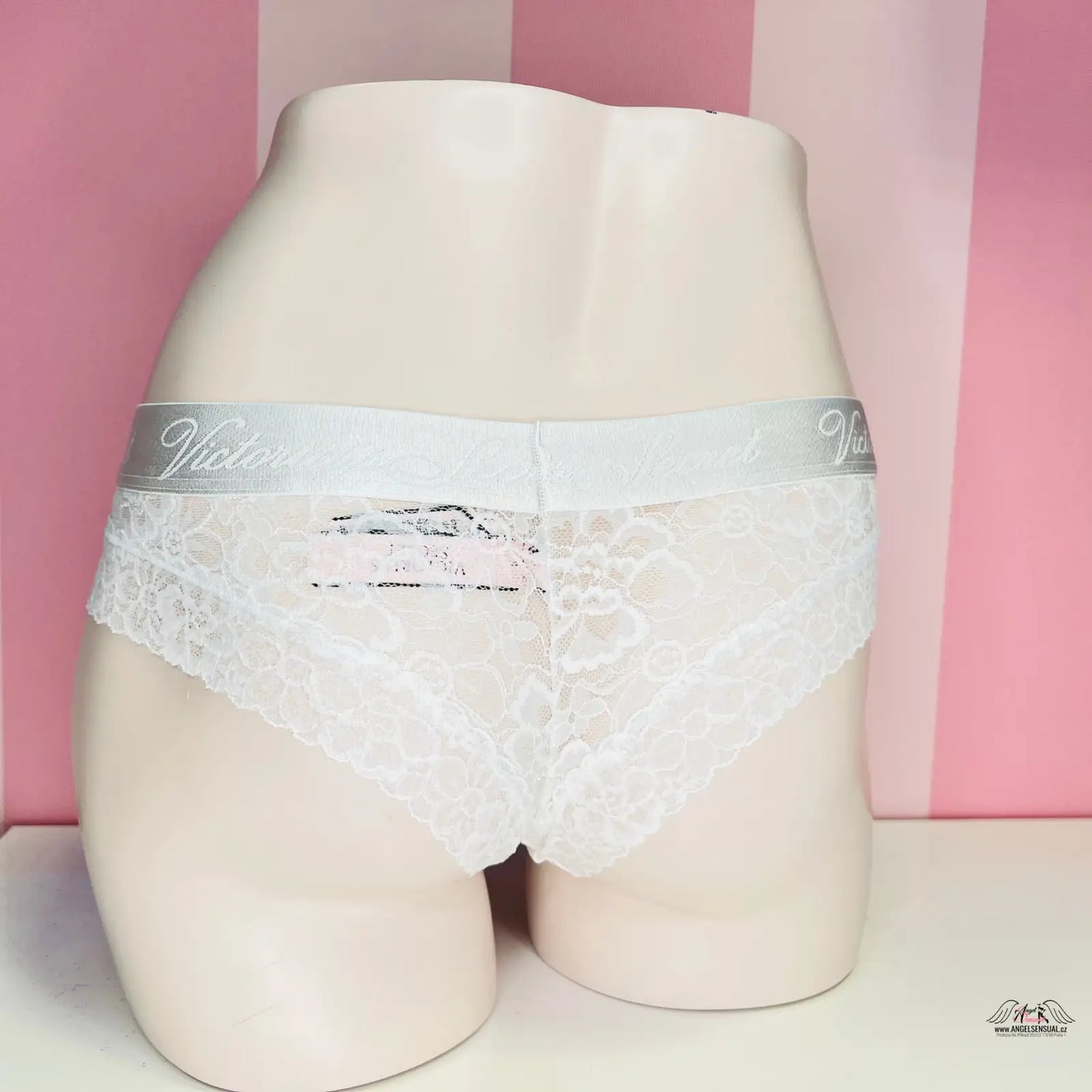 Bílé krajkové kalhotky Victoria’s Secret pro elegantní každodenní pohodlí a styl