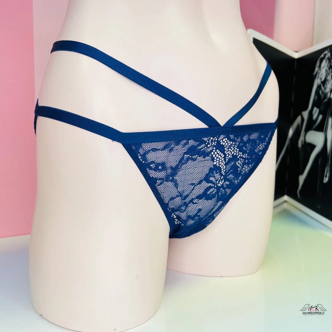 Modré krajkované thong kalhotky s detailními pásky, inspirované Victoria’s Secret