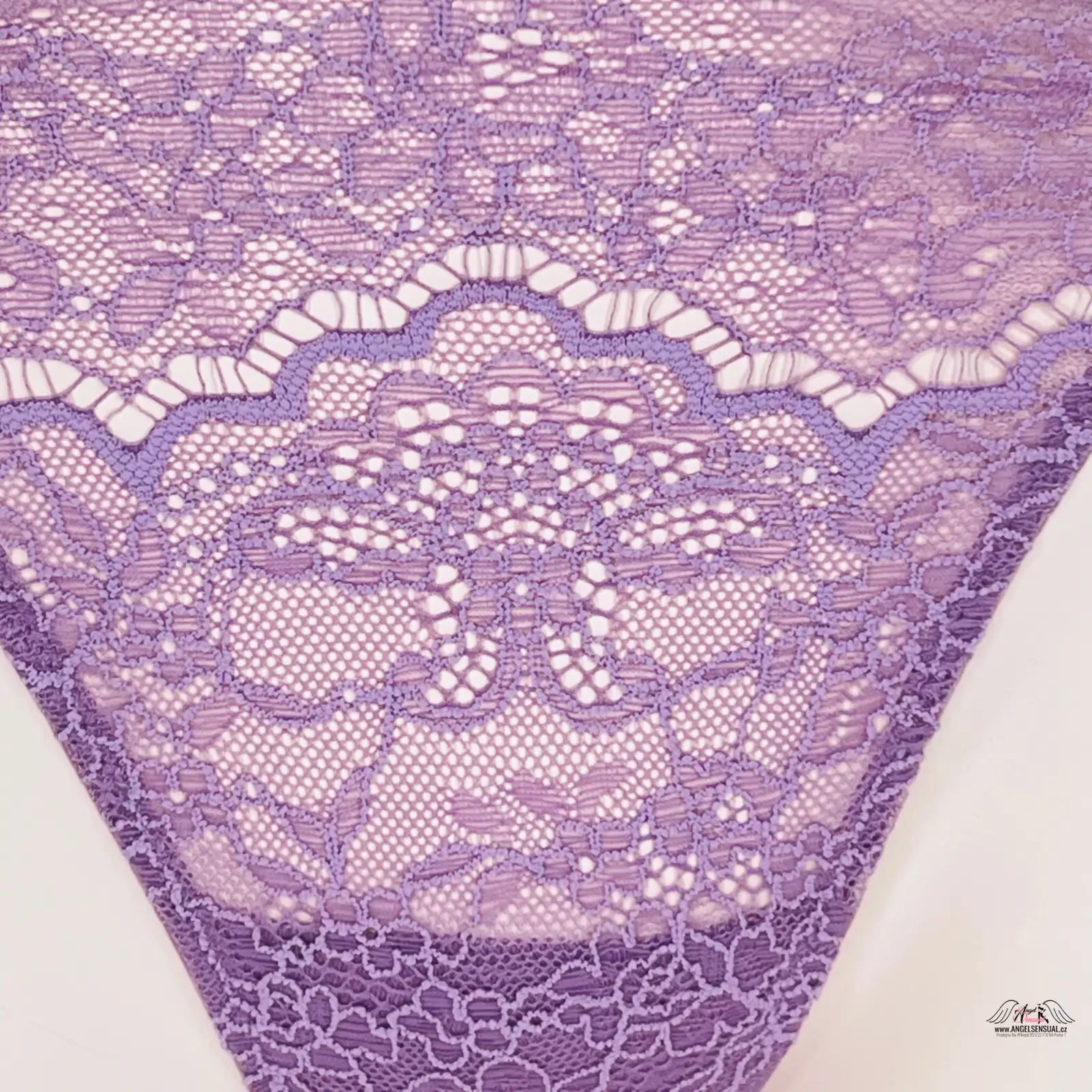Delikátní fialková krajka s jemným květinovým vzorem na Elegantních Krajkových Kalhotkách