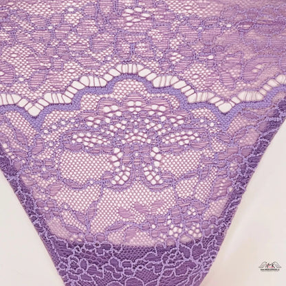 Delikátní fialková krajka s jemným květinovým vzorem na Elegantních Krajkových Kalhotkách