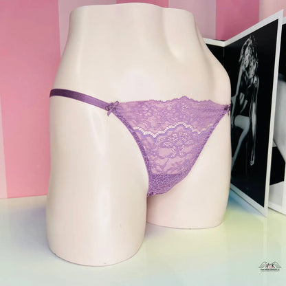 Fialové krajkové thong kalhotky na manekýnovi pro Elegantní Krajkové Kalhotky